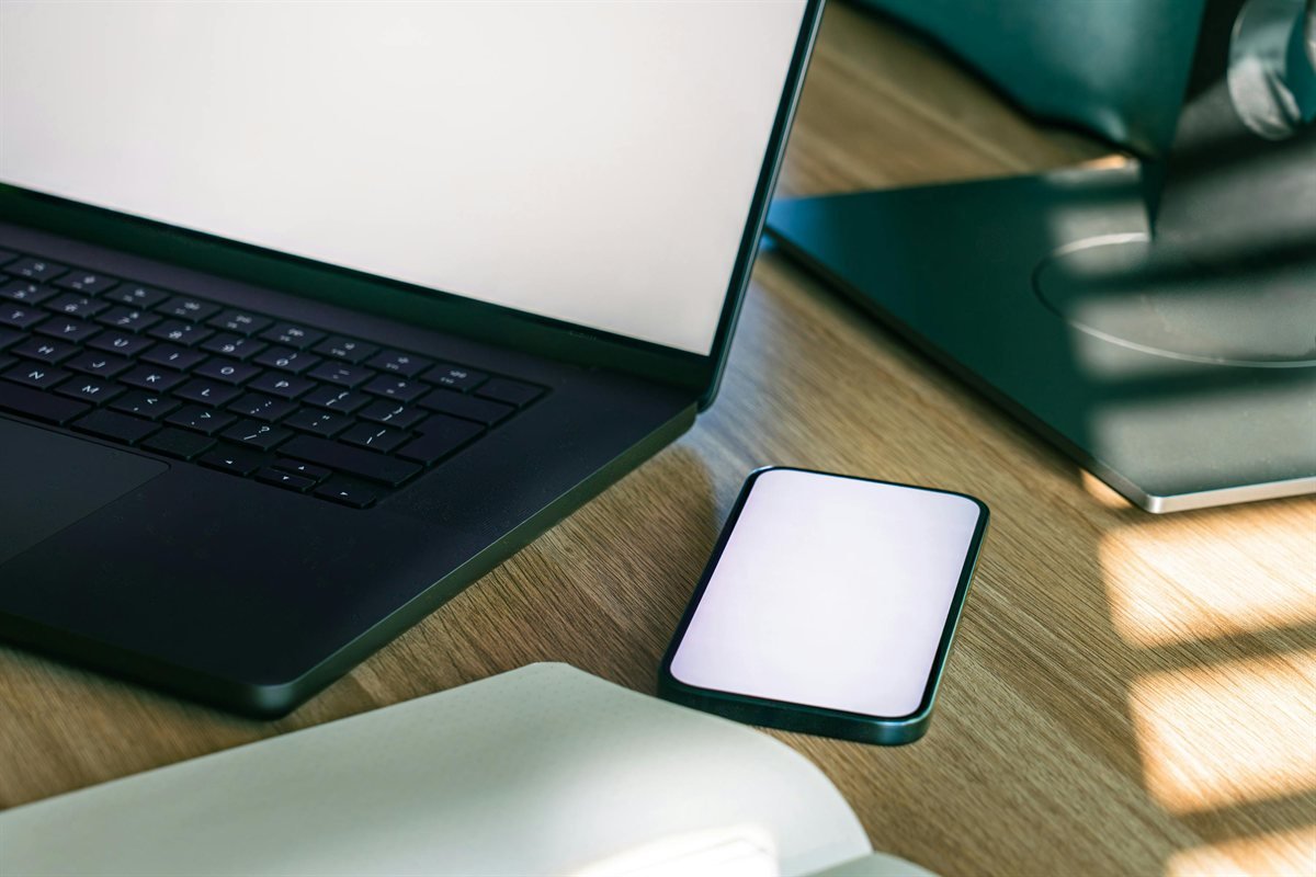 Ambiente profesional de trabajo con laptop